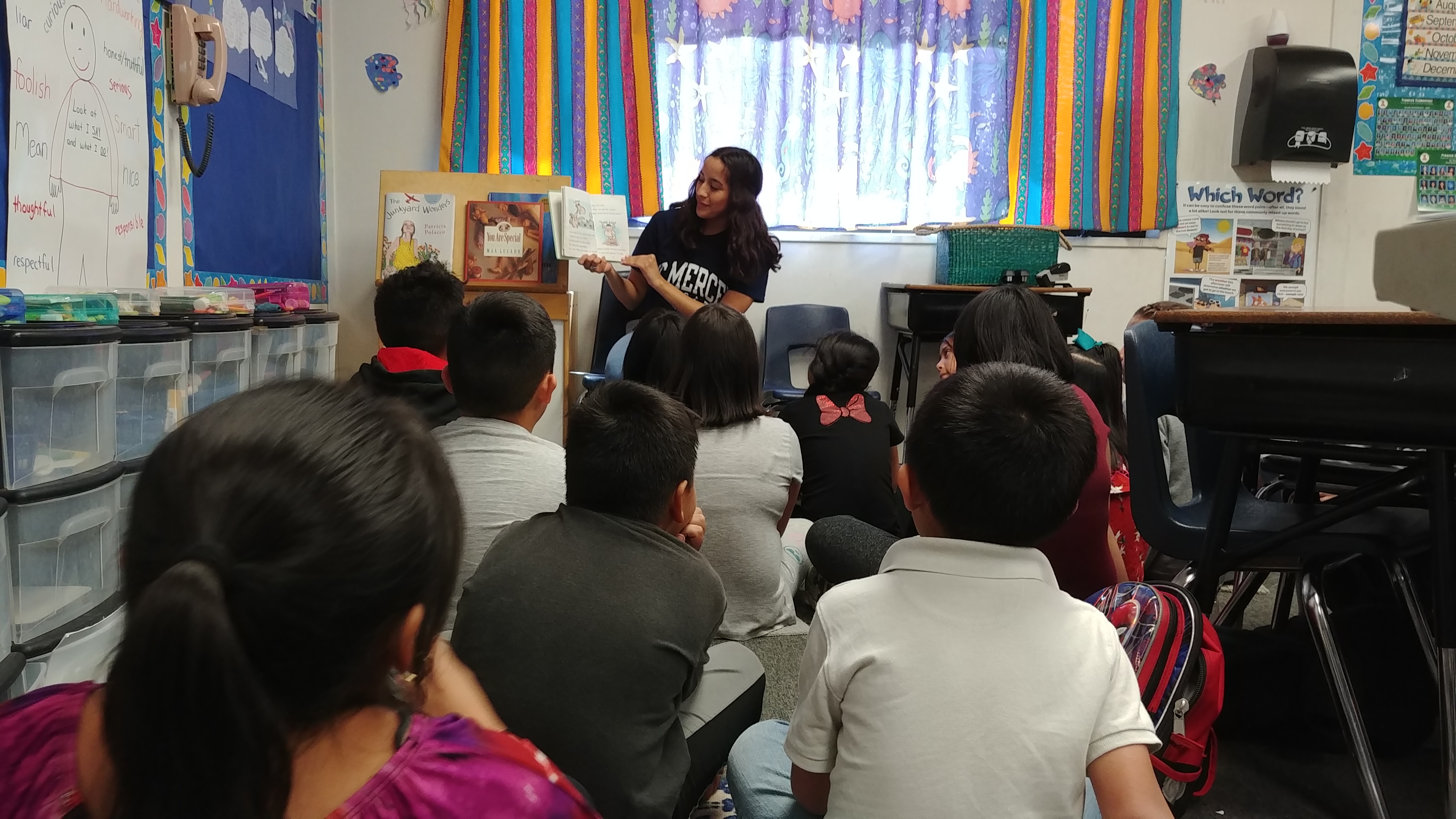 Read to Me: a volunteer reading to children